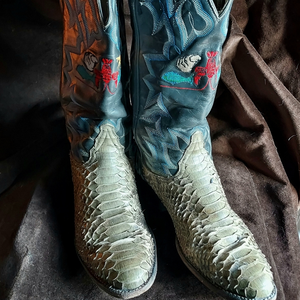 Vintage Tony Lama cowboy boots. Size 8 men; 10 women